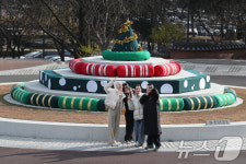 여름엔 분수대, 겨울엔 크리스마스트리