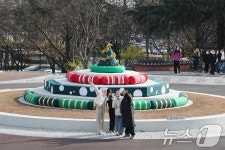분수대가 크리스마스트리로 깜짝 변신