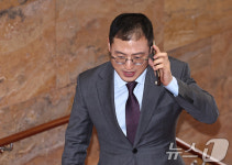 통화하는 김상욱 의원