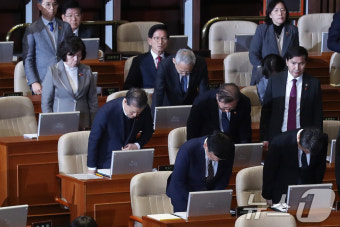 '계엄 사태' 사과에 자리 지키는 김문수 장관