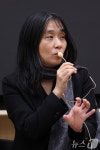 질문에 답하는 한강 작가