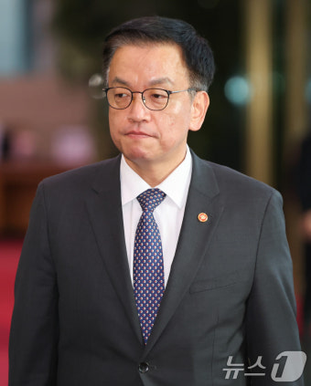 청사 들어서는 최상목 부총리
