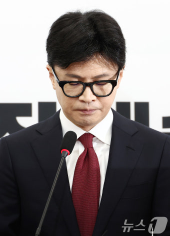 입장발표 도중 고개 떨구는 한동훈 대표
