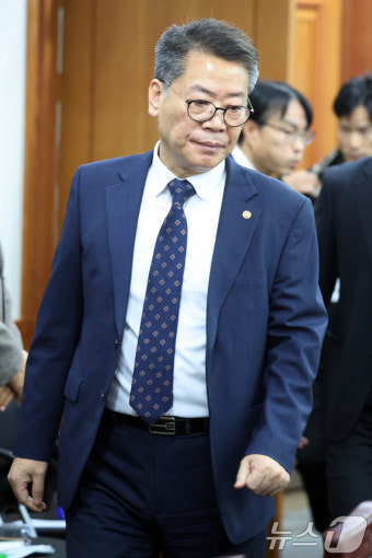 계엄군 선관위 침탈 관련 간담회 참석하는 김용빈 사무총장