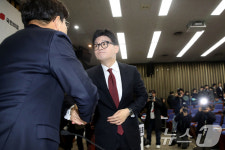 권성동 의원과 인사 나누는 한동훈 대표