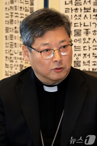 이재명 대표와 환담하는 정순택 대주교