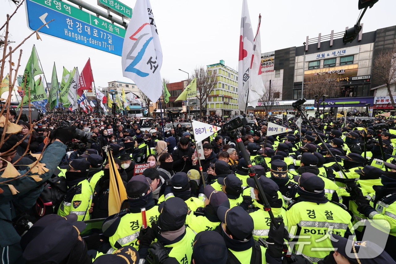서울 중구 세종대로 대통령실 방향으로 행진 중인 대규모 시위, 경찰과의 대치 상황 지속중