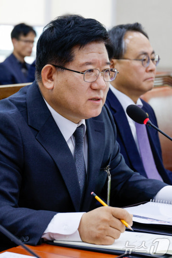 답변하는 이호영 직무대행