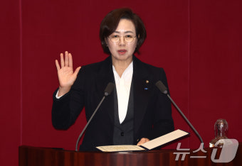 선서하는 백선희 조국혁신당 의원