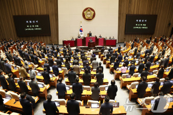 조국 의원직 승계 받은 백선희 의원 '선서'