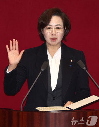 본회의 첫 출석한 백선희 조국혁신당 의원