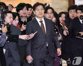 의총 참석하는 권성동 원내대표