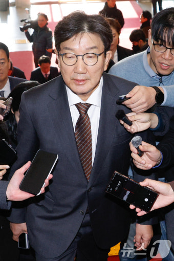 탄핵 당론 정하기 위해 이동하는 권성동 원내대표