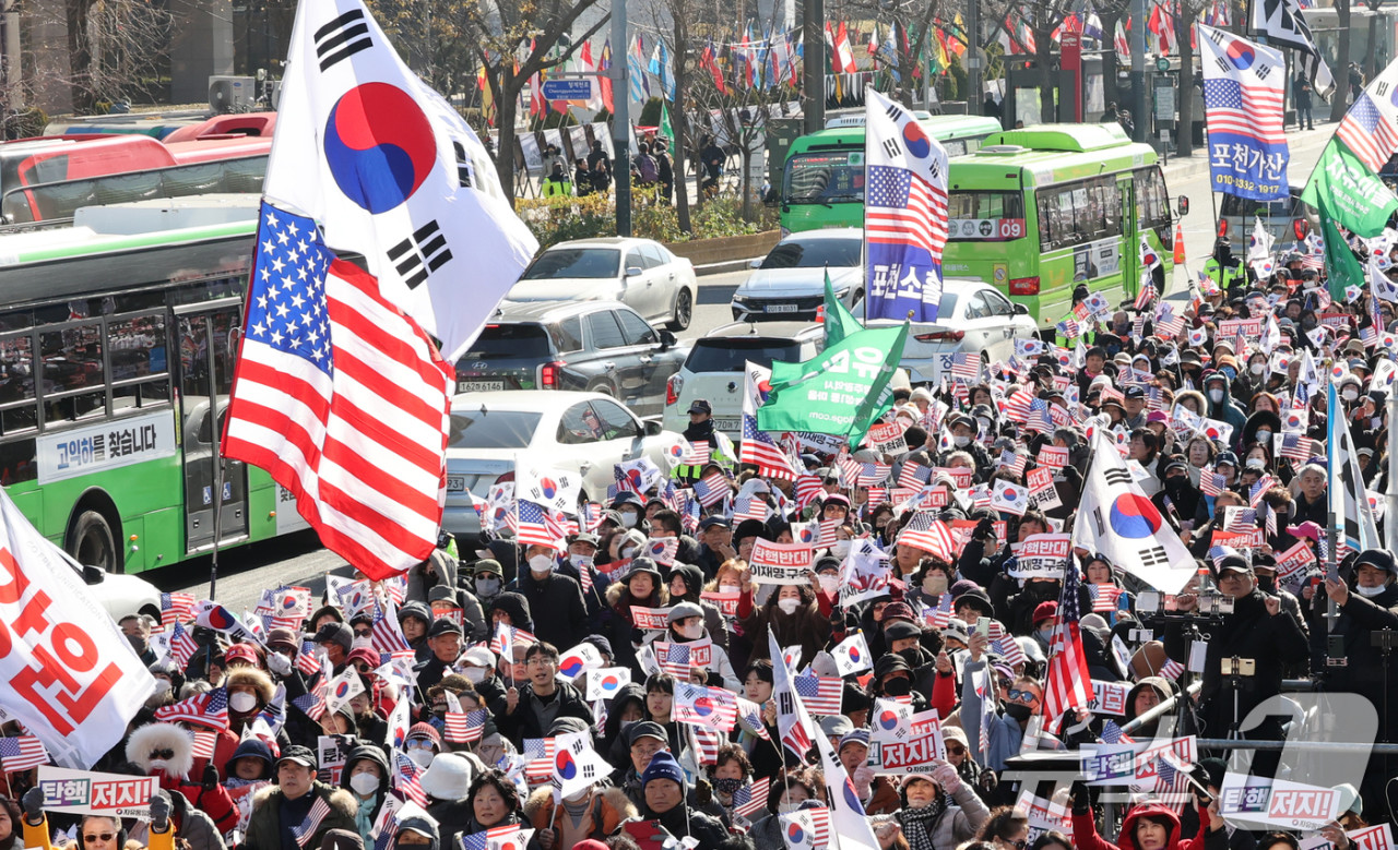 서울 도심에서 윤석열 대통령 탄핵 찬반 집회 가열화 함께하는 주말