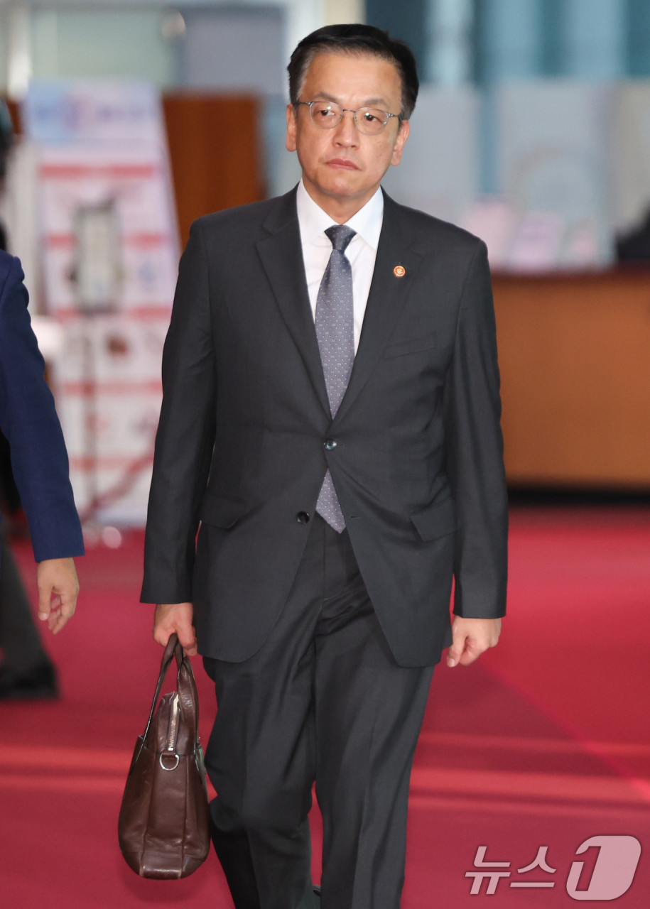 최상목 경제부총리, 한덕수 대통령 권한대행 탄핵 재고 요청