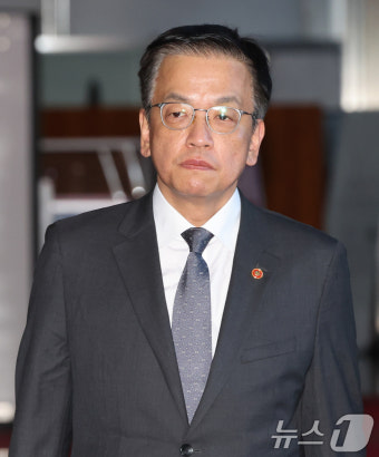 '尹 탄핵 표결 당일' 청사 들어서는 최상목 부총리