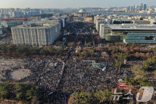 尹 탄핵 촉구하며 여의도 일대에 모인 시민들