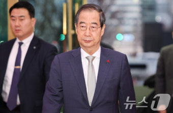 '尹 탄핵안' 가결, 청사 들어서는 한덕수 대통령 권한대행