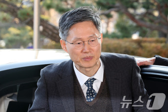 출근길 나서는 문형배 헌재소장 권한대행