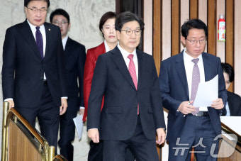 원내대책회의 참석하는 권성동 대표 권한대행
