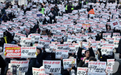 헌재 건너편 연일 尹 파면 집회…정문 앞은 고요한 이유