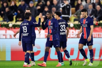 [포토] PSG 4번째 골 넣은 우스만 뎀벨레 축하하는 이강인
