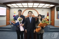 진안군의회, 김성욱 팀장·송경주 주무관 우수공무원 표창