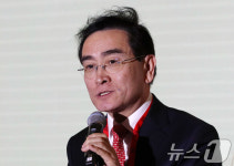 NK인사이더 포럼 축사하는 태영호