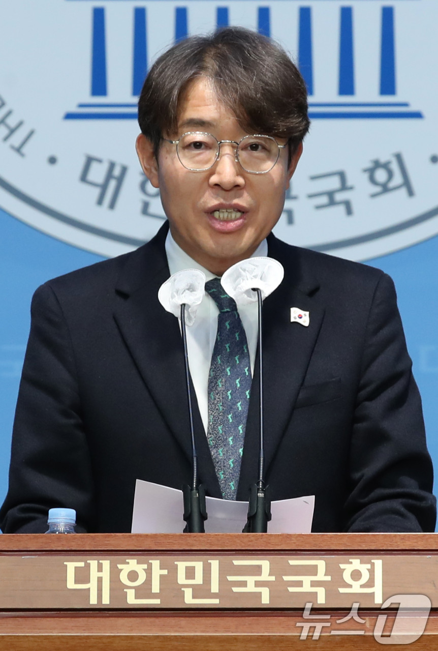 헌재, 국회 탄핵소추단과의 尹 탄핵 심판 첫 변론 4분 만에 종료