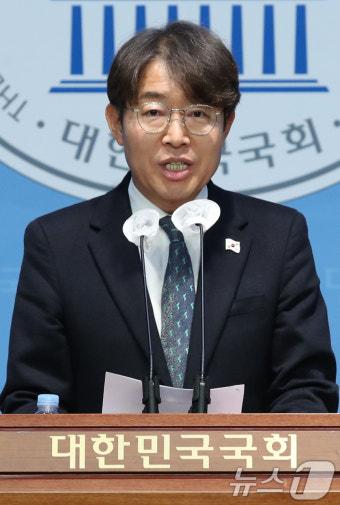 헌재, 국회 탄핵소추단과의 尹 탄핵 심판 첫 변론 4분 만에 종료