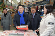 김영록 지사, 목포 동부시장 장보기 및 상인 격려