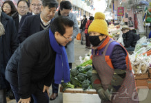 김영록 지사, 목포 동부시장 장보기 및 상인 격려