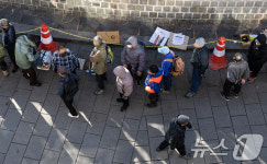 추위에도 줄 길게 늘어선 무료급식소