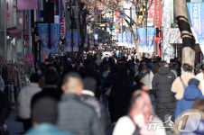크리스마스 앞두고 북적이는 명동거리