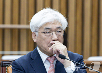 답변 고심하는 마은혁 헌법재판관 후보자