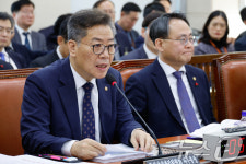 현수막 논란 답변하는 김용빈 사무총장