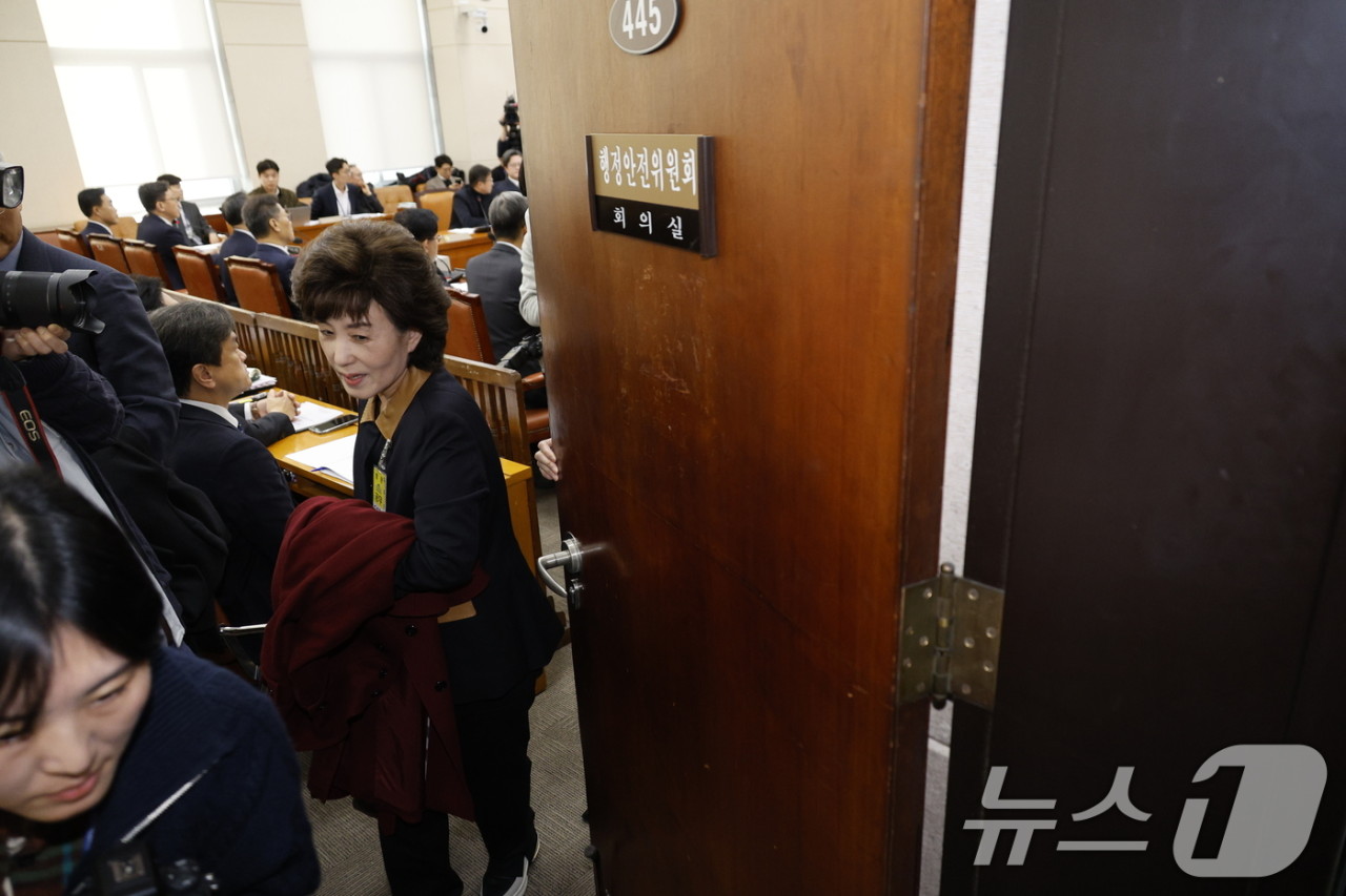 국회 행안위, 윤석열 대통령의 박선영 위원장 임명에 절차적 문제 지적하여 박 위원장 퇴장 명령