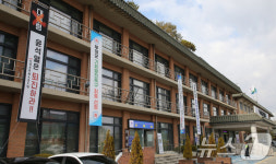 윤석열 대통령 퇴진 촉구 현수막 붙은 부여군청