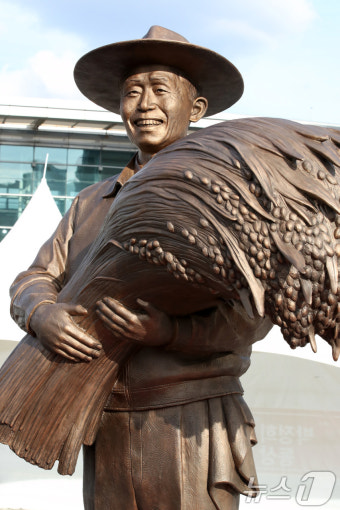동대구역 광장에 세워진 박정희 동상