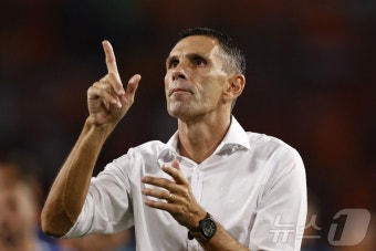 EPL 감독이 K리그로…자존심 구긴 '명가' 전북, 포옛 품었다