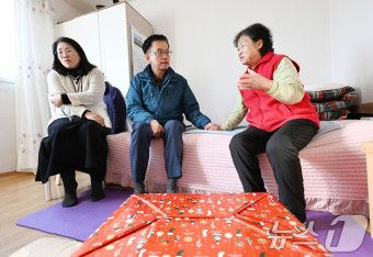 최상목 부총리, 독거 어르신 가정 방문