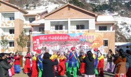 당의 은덕 간직…北 대흥군·영원군 농장 살림집 입사모임