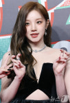 (여자)아이들 우기, 깊게 파인 가슴라인