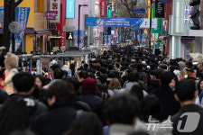 성탄절 맞아 북적이는 명동