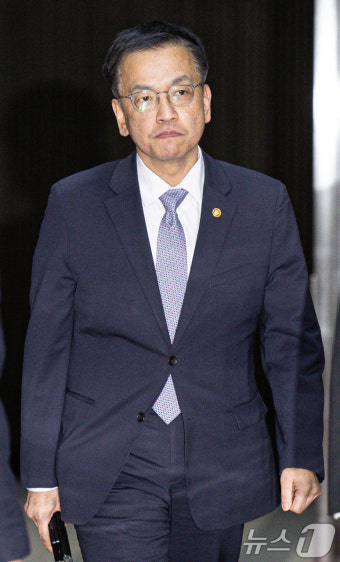본회의장 나서는 최상목 경제부총리
