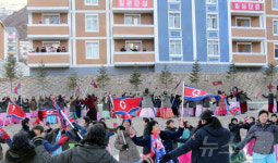 마을에 펼쳐진 춤판…北 검덕지구 새집들이 경사