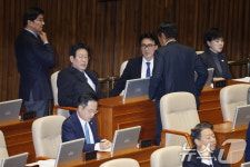 정청래 법사위원장과 대화하는 이재명·김민석