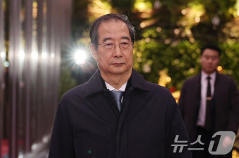 직무정지로 청사 나서는 한덕수 대통령 권한대행