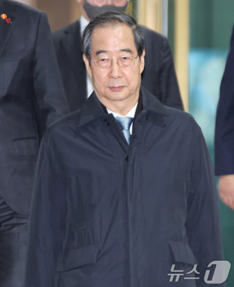 사상 첫 대통령 권한대행 '직무정지'