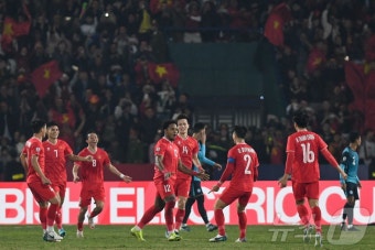 베트남 축구, 미쓰비시컵 1차전 승리로 우승 도전장 메우다